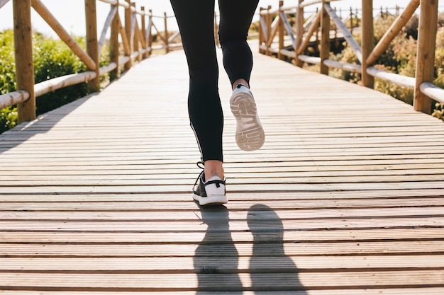 Foto piernas de mujer corriendo