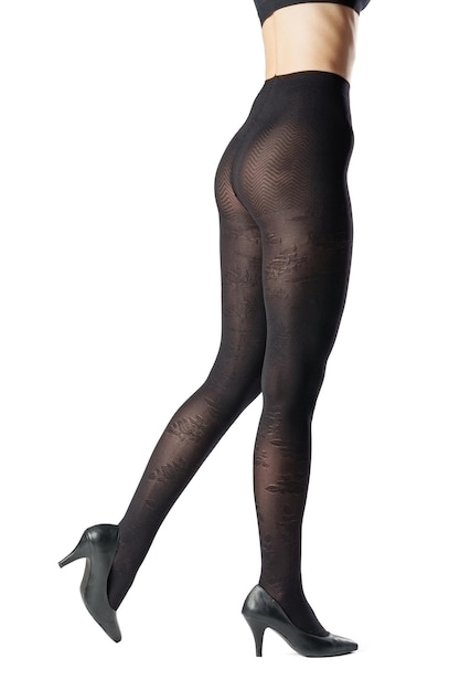 Foto piernas de una mujer en medias de caprón negro sobre fondo blanco.