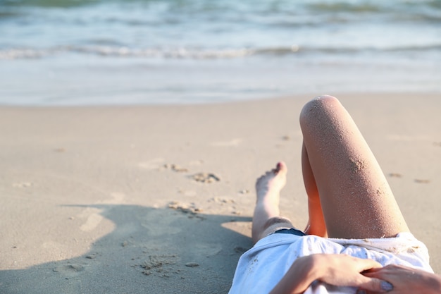 Piernas de mujer en la playa