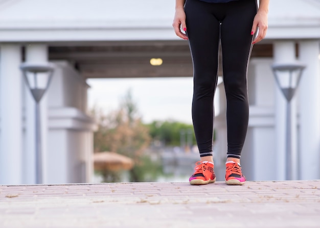 Foto piernas de una mujer que corre al aire libre