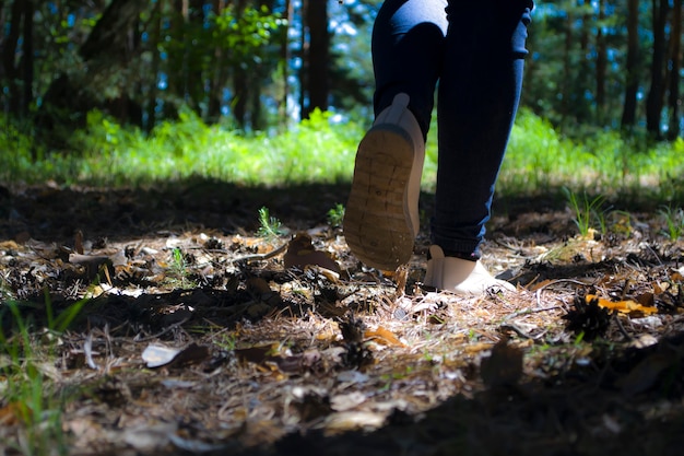 Las piernas de la niña caminando en el parque la recuperación del cuerpo.