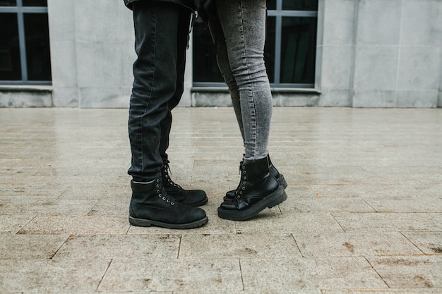 Foto piernas de una niña y un chico en la calle, romance