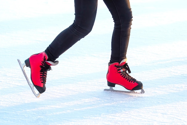 piernas de un patinador en una pista de hielo aficiones y deportes de invierno