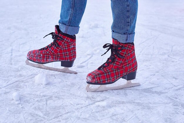 Piernas en patines de hielo para mujeres en primer plano.