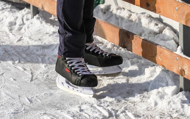 Piernas en patines en una pista de hielo de invierno