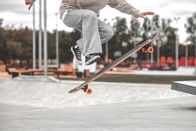 Piernas y patineta en el aire en el momento del salto.