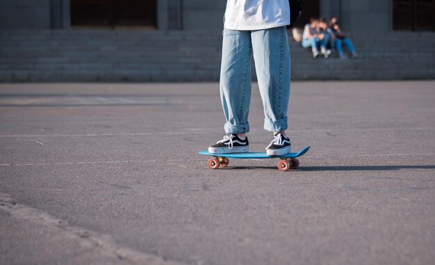 Piernas en patineta o longboard