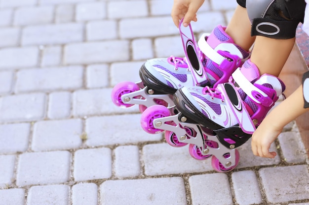 Foto las piernas de un pequeño patinador al aire libre