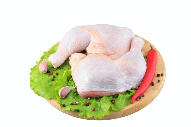 Piernas de pollo crudas sobre un fondo blanco