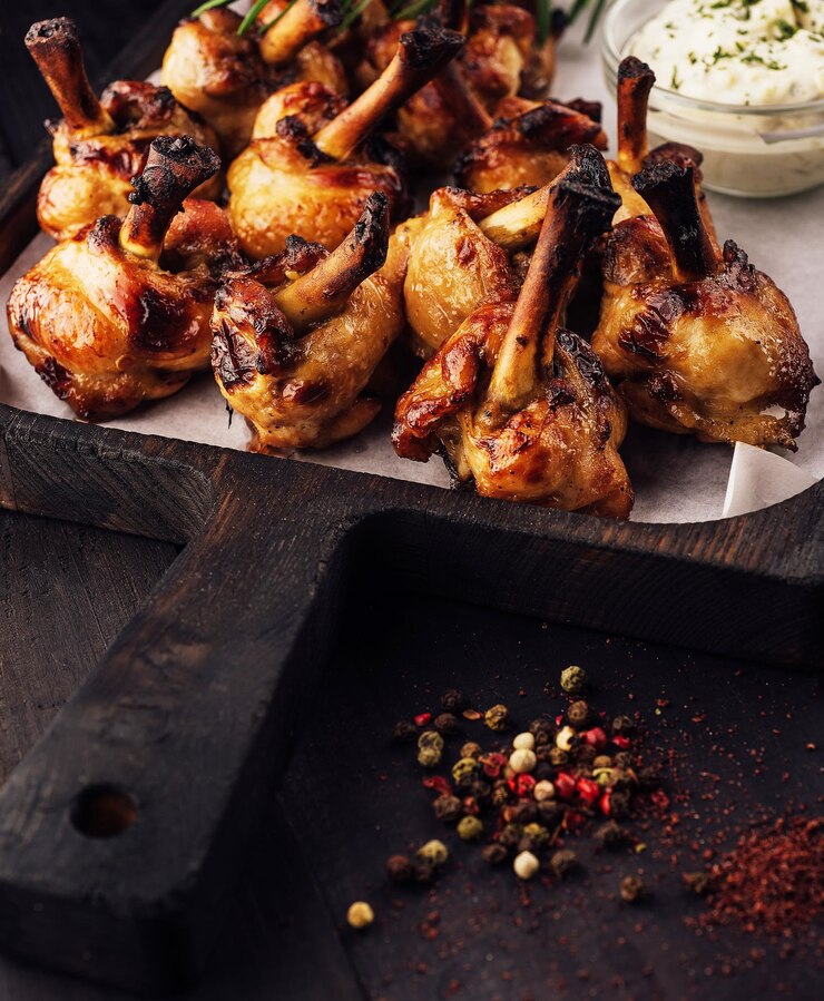 Piernas de pollo a la parrilla en bandeja de madera