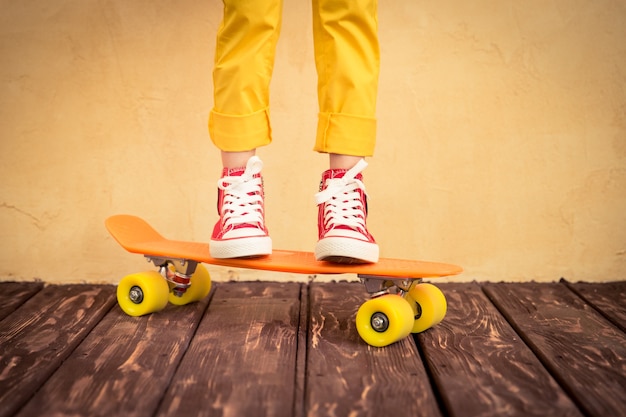 Piernas de skater en primer plano