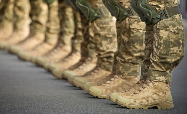 Las piernas de los soldados están vestidas con botines y pantalones de camuflaje.