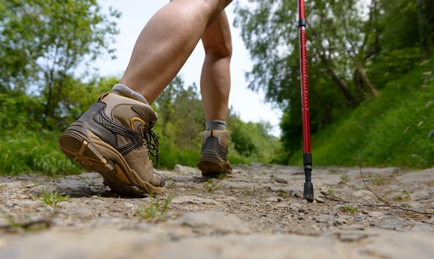 Piernas del viajero, la mujer está caminando en el camino