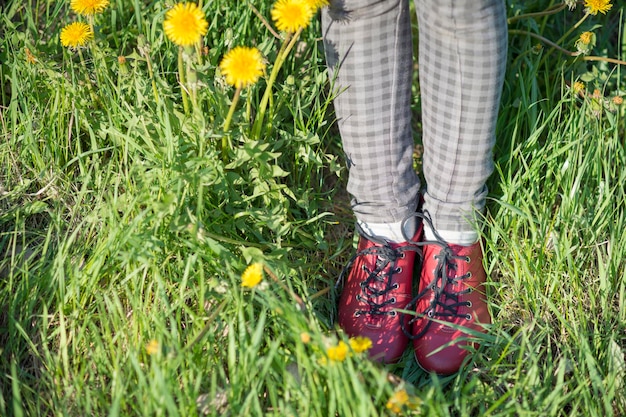 Foto piernas con zapatos rojos