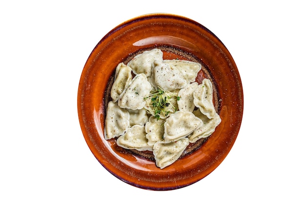 Pierogi polaco Dumplings con patata en un plato con hierbas y mantequilla de alta calidad Fondo blanco aislado