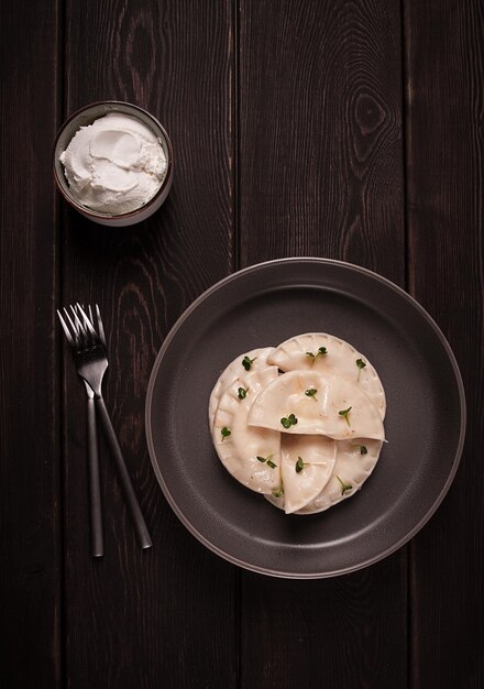 Pierogi, um prato tradicional de bolinhos de massa da culinária polonesa, vista de cima, sem pessoas