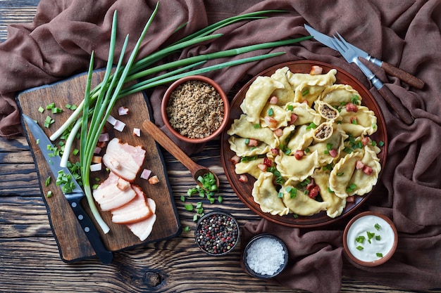 Pierogies quentes ou bolinho de massa com ragu de fígado