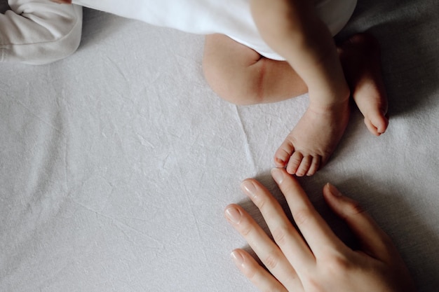 pies de bebe en la cama pies de bebe