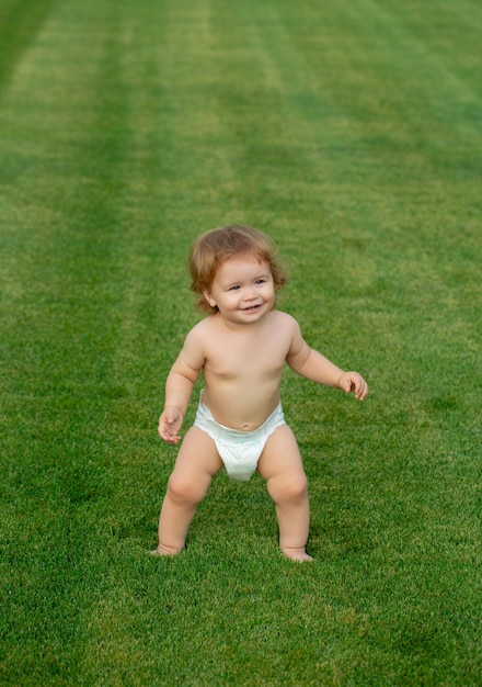 Pies de bebé en la hierba verde infancia feliz y cuidado de la salud infantil
