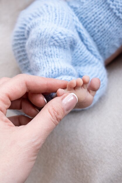 Pies de bebé recién nacido. Concepto de maternidad.