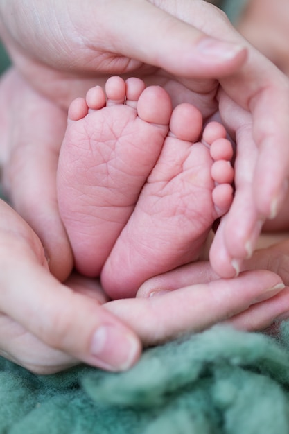 pies del bebé recién nacido en la mano