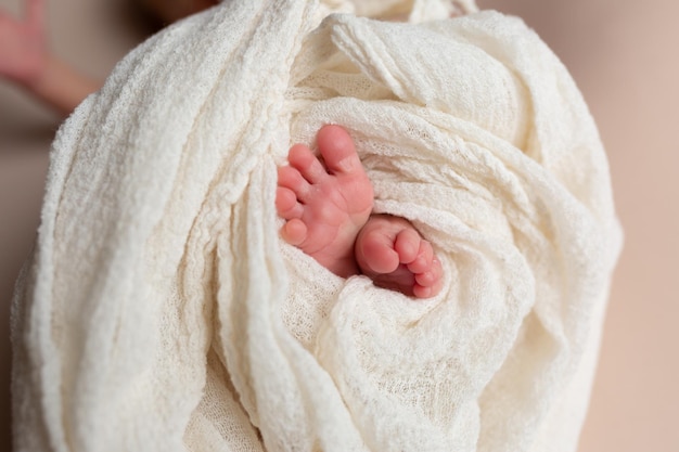 pies de un bebé recién nacido pies de bebé