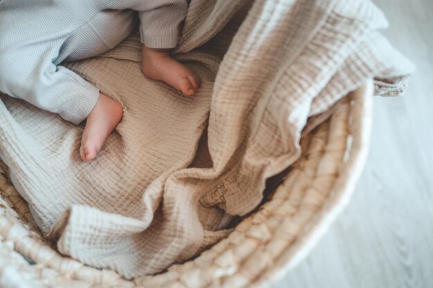 Foto los pies de un bebé recién nacido en un primer plano de la cuna