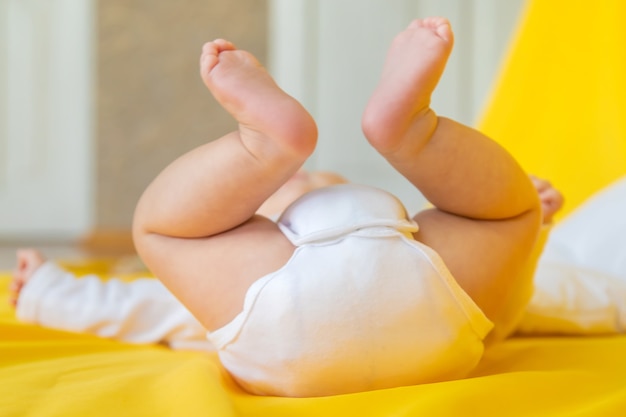 Pies de bebé sobre un fondo amarillo.