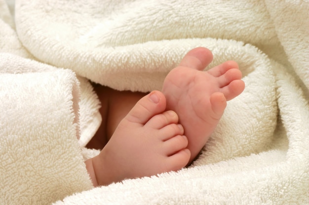 Pies de bebé en toalla