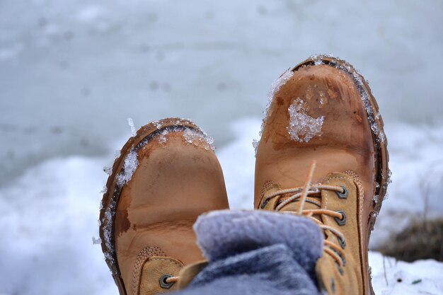 Foto los pies en las botas de primer plano