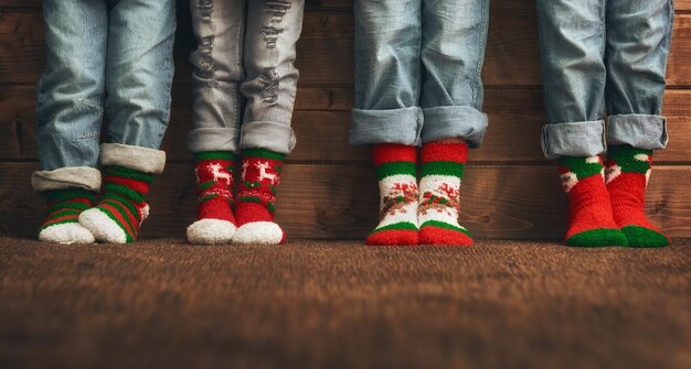 Pies en calcetines con adorno navideño