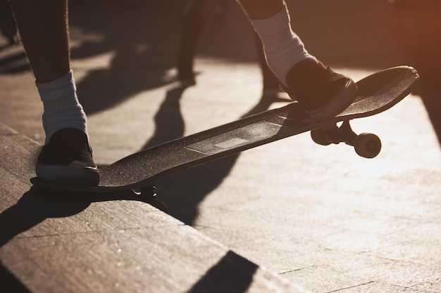 Pies de chico en patineta.