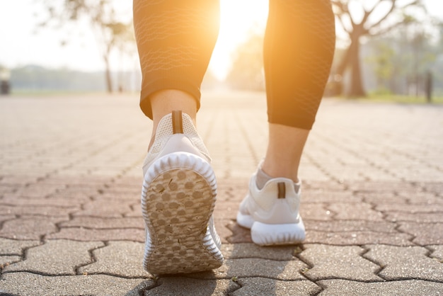 Pies del corredor que se ejecutan en el primer del camino en el zapato.