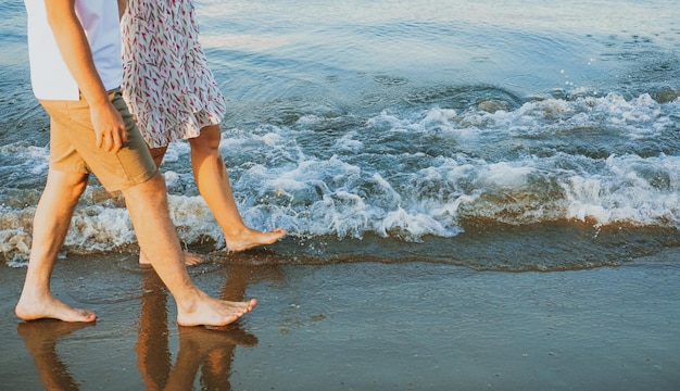 los pies corren por la playa de arena