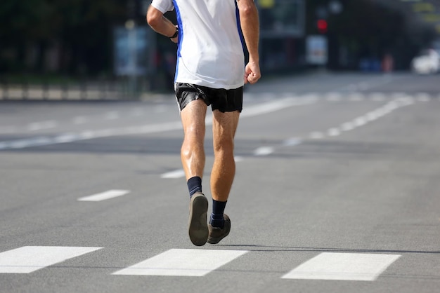 Pies corriendo atleta a la distancia de un maratón