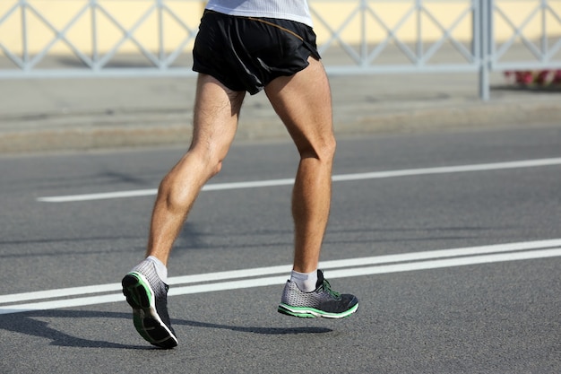 Pies corriendo atleta a la distancia de un maratón