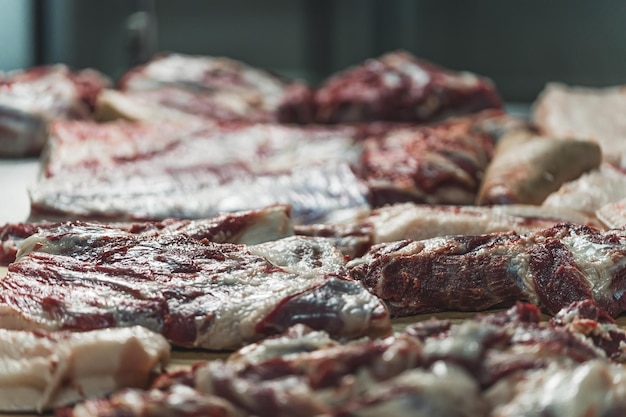 Pies cortados de carne roja de res o de cerdo en refrigeradores de la industria alimentaria producción y venta de carne