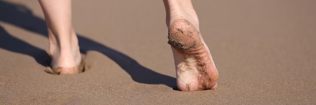 Pies descalzos femeninos caminando junto al mar closeup