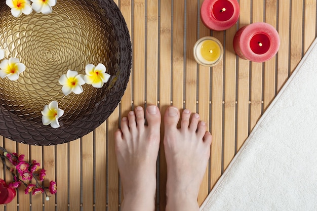 Pies femeninos en el procedimiento de pedicura de spa en el salón de belleza