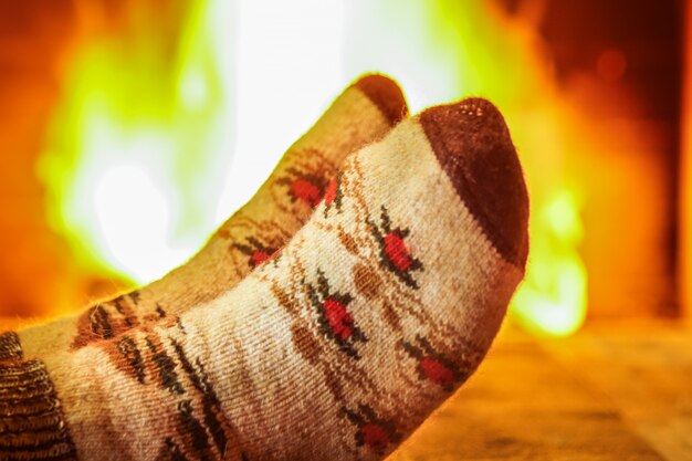 Pies de hombre en calcetines de lana.