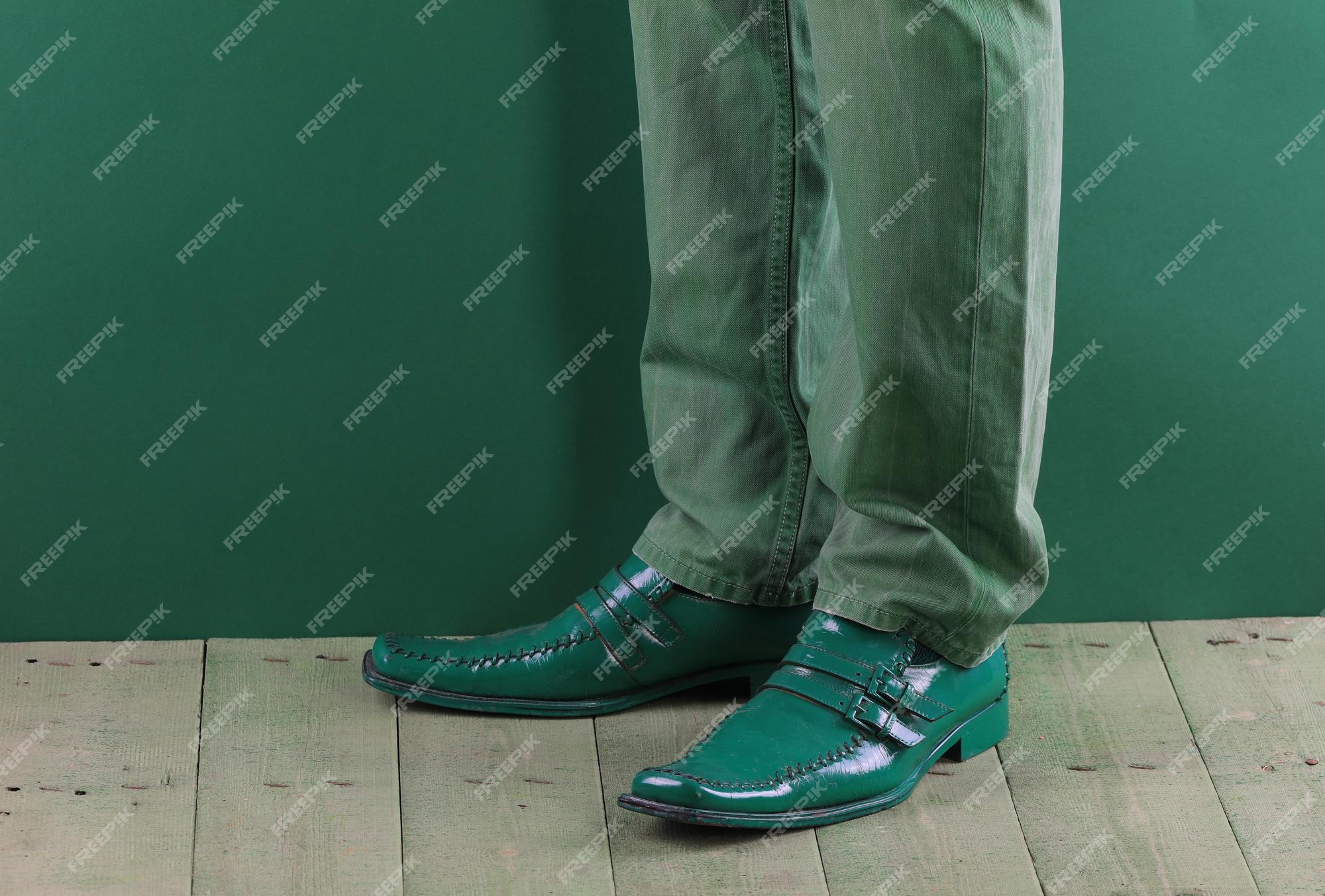 Divertidísimo Señor mordedura Pies de un hombre con zapatos verdes el día de san patricio | Foto Premium