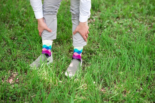 Pies de hombres con medias de colores.