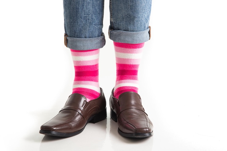 Foto pies de hombres en zapatos elegantes y calcetines divertidos.