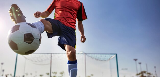 Foto los pies del jugador de fútbol pisan el balón de fútbol para el saque inicial en el estadio