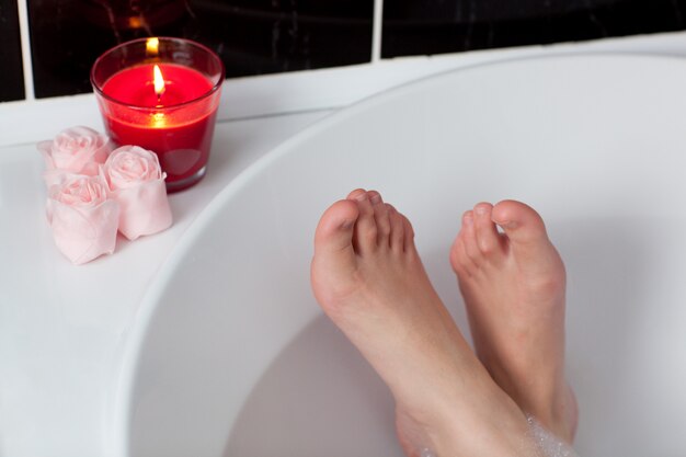 Pies de mujer en un baño