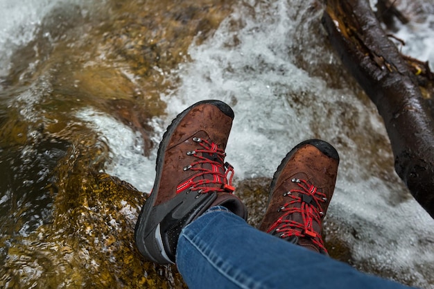 Pies de mujer en botas de trekking