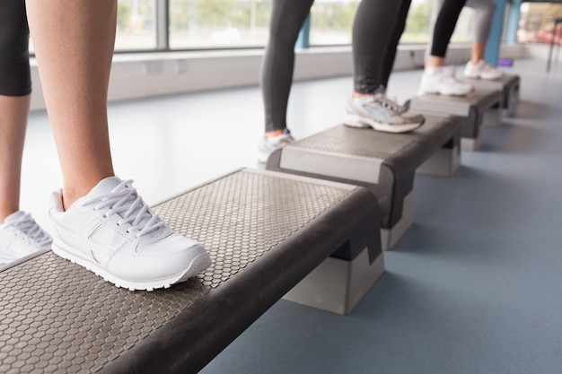 Pies de mujer caminando en clase de aeróbicos