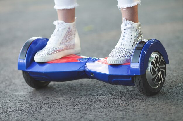 Pies de mujer en hoveboard