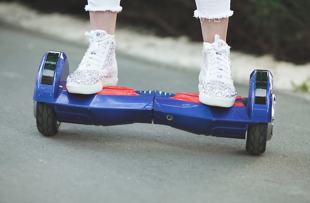 Pies de mujer en hoveboard