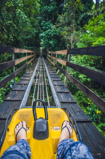 Pies de una mujer joven en Alpine Coaster